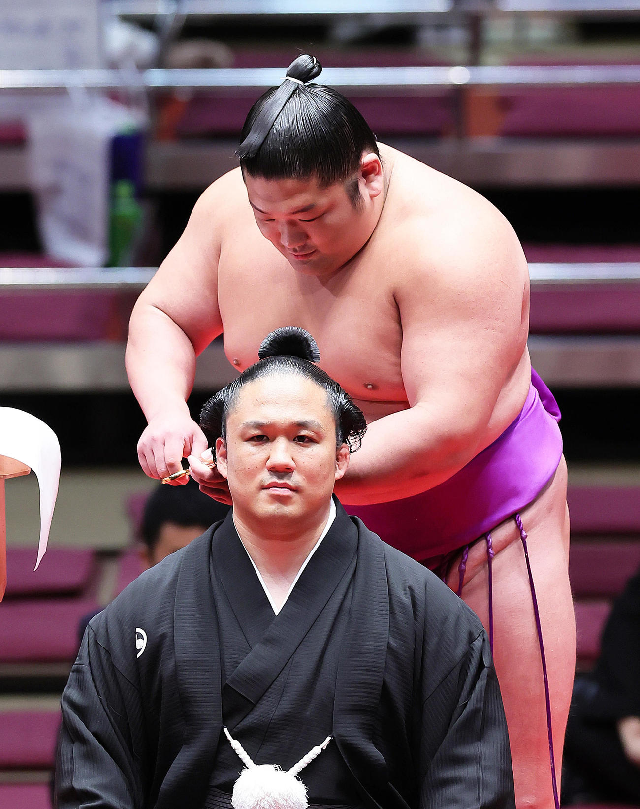 尊富士（後方）にはさみを入れてもらう石浦（撮影・足立雅史）
