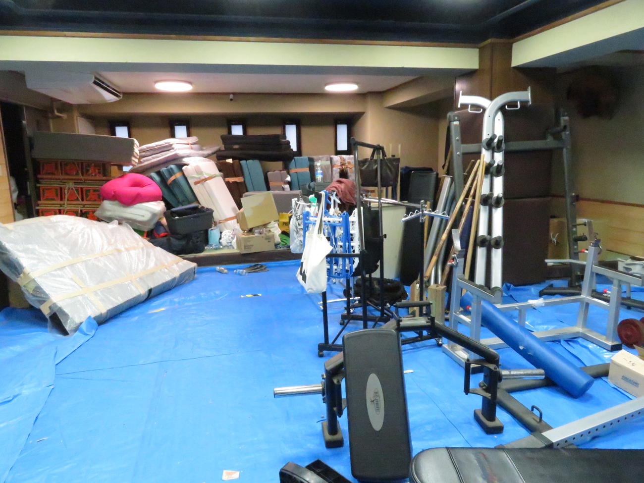引っ越しを終えたばかりの中村部屋。土俵はブルーシートで覆われ、トレーニング器具や明け荷、各力士の荷物などであふれ返っていた