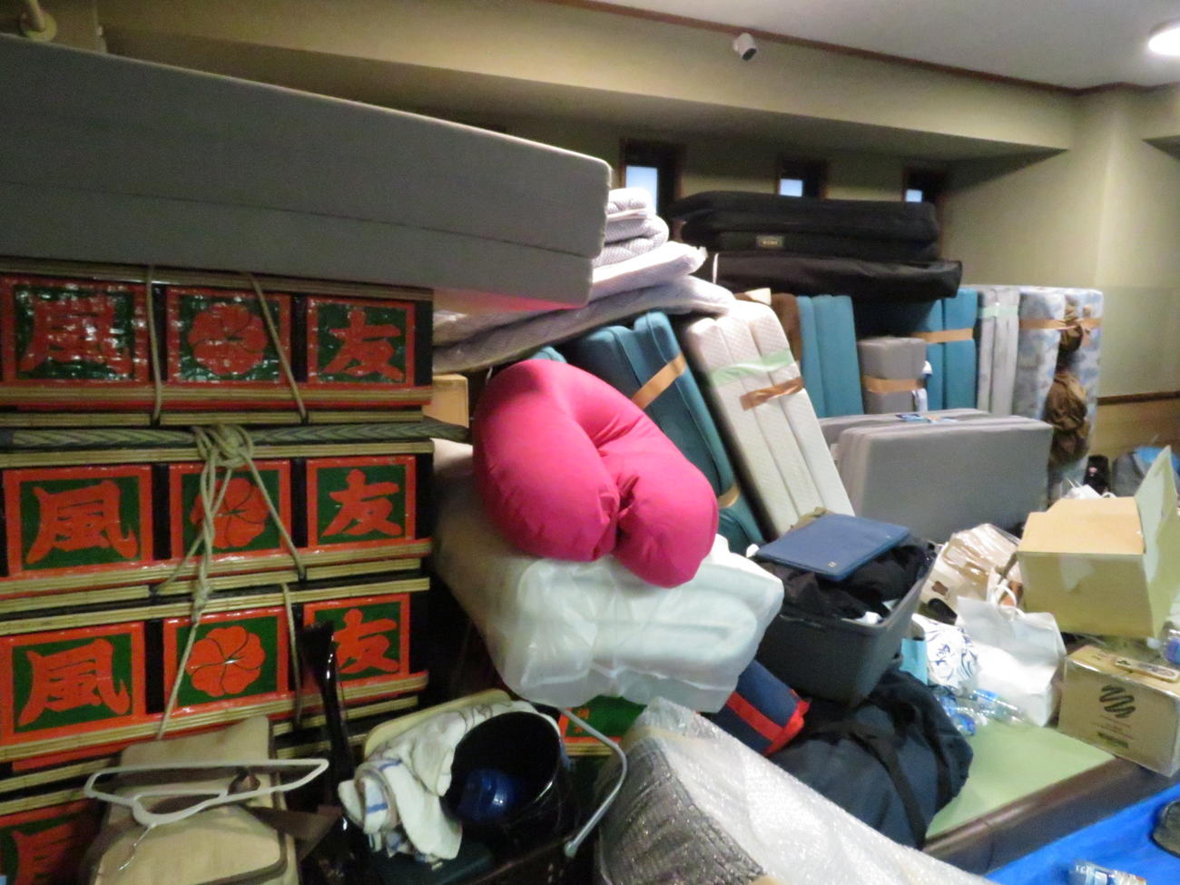 引っ越しを終えたばかりの中村部屋。明け荷や各力士の荷物などであふれ返っていた