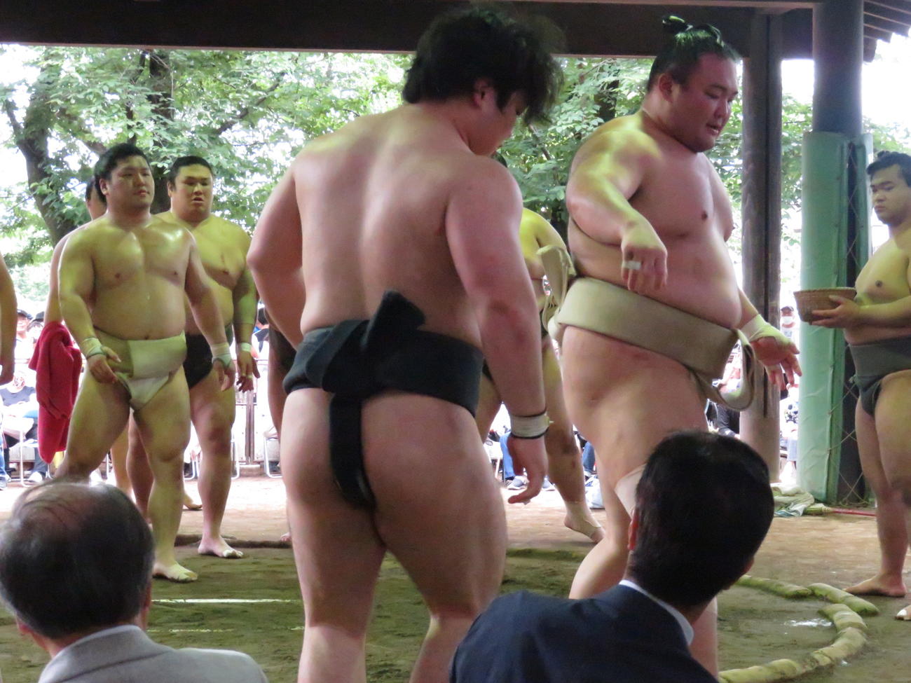 茨城・下妻市での合宿で、名古屋場所で初土俵予定の石崎（手前左）を押し出した朝乃山（同右）