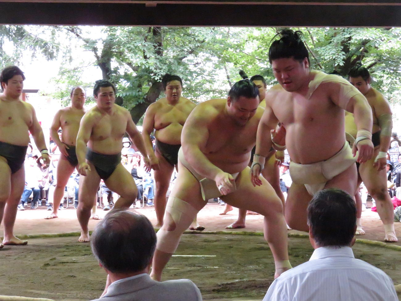 茨城・下妻市での合宿で、朝紅龍（手前右）を押し出した朝乃山（同左）