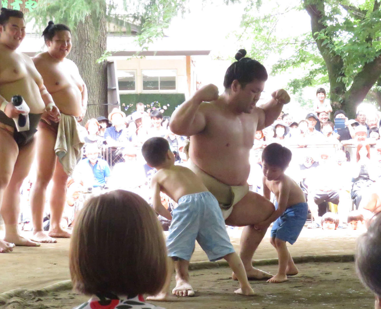 茨城・下妻市での合宿で、地元の子どもと相撲を取る朝紅龍