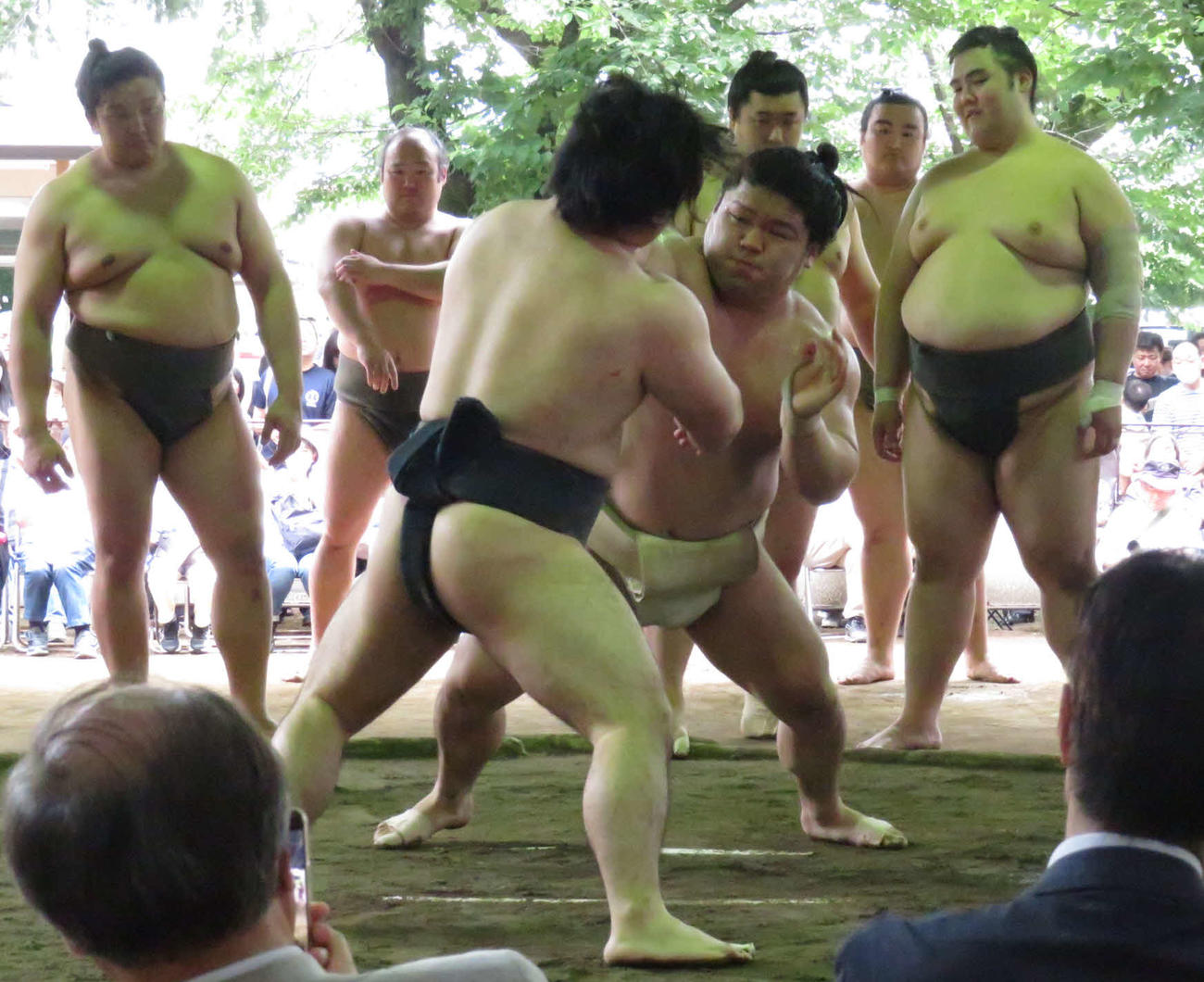 茨城・下妻市での合宿で、弟の石崎（手前左）と激しく相撲を取る朝紅龍（同右）