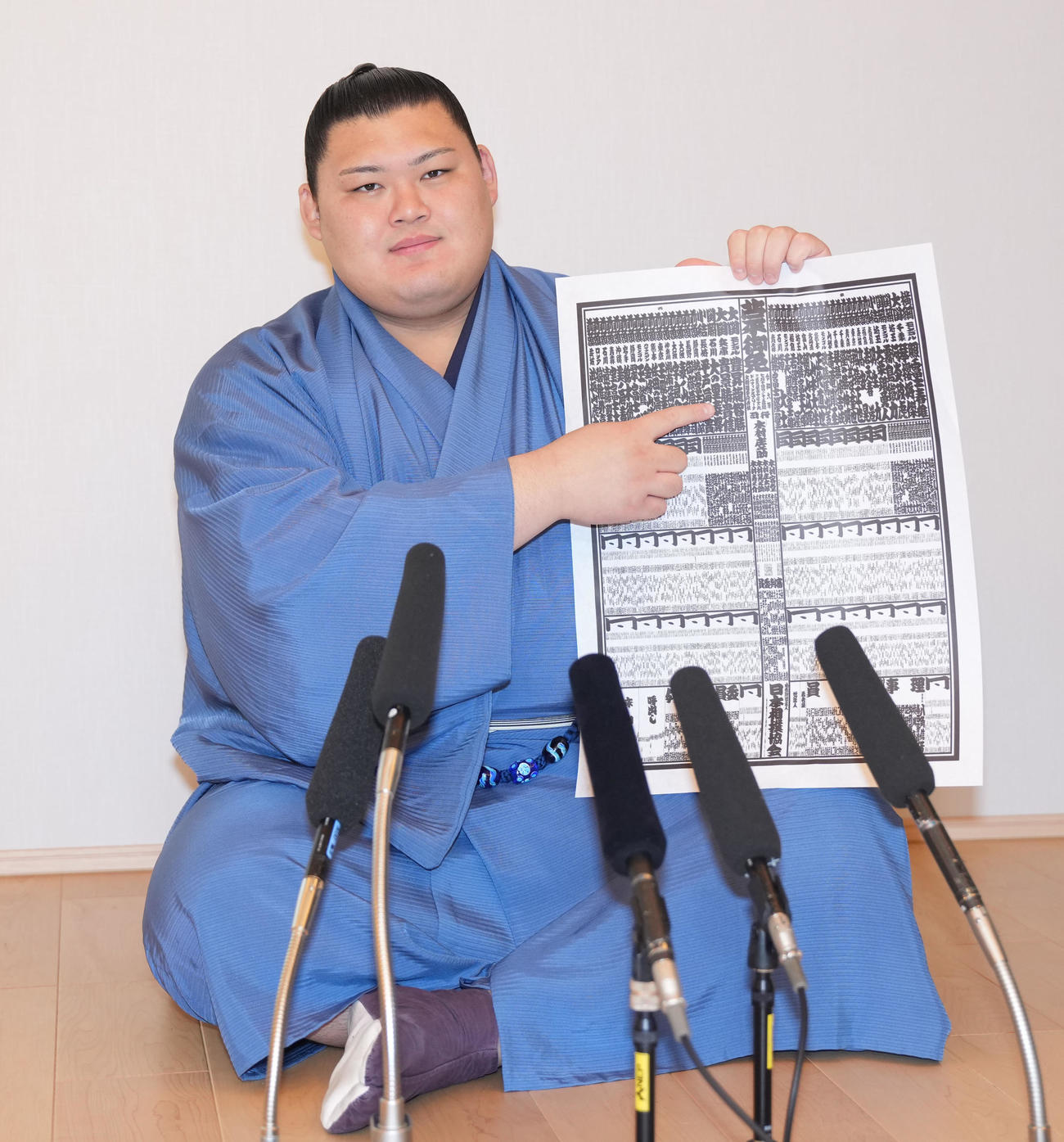 番付表を手に自身の名前を指さし撮影に応じる大の里（撮影・森本幸一）