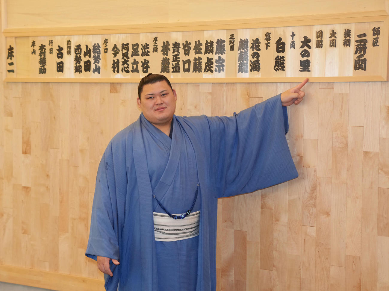 会見後、稽古場の自身の名札を指さす大の里（撮影・森本幸一）