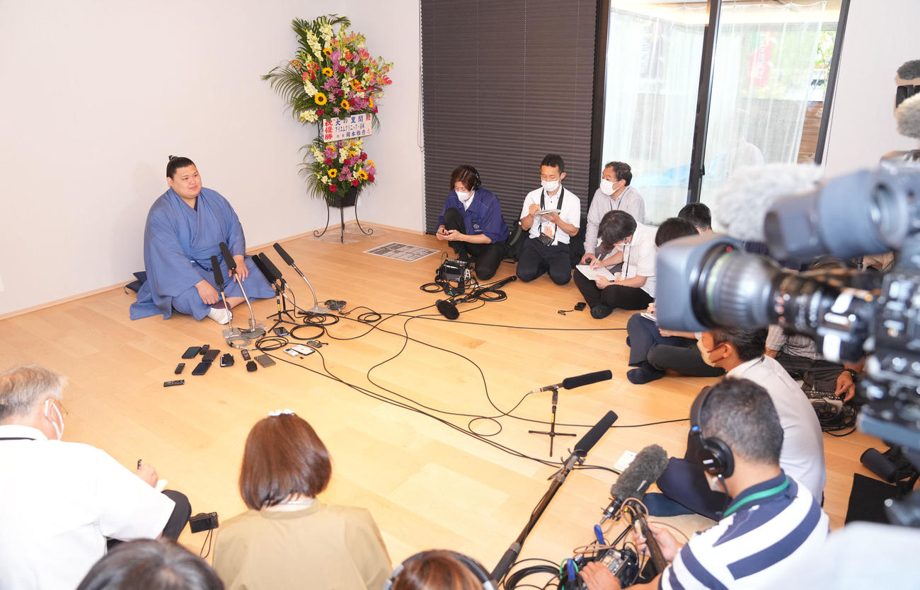 番付発表会見に応じる大の里（撮影・森本幸一）