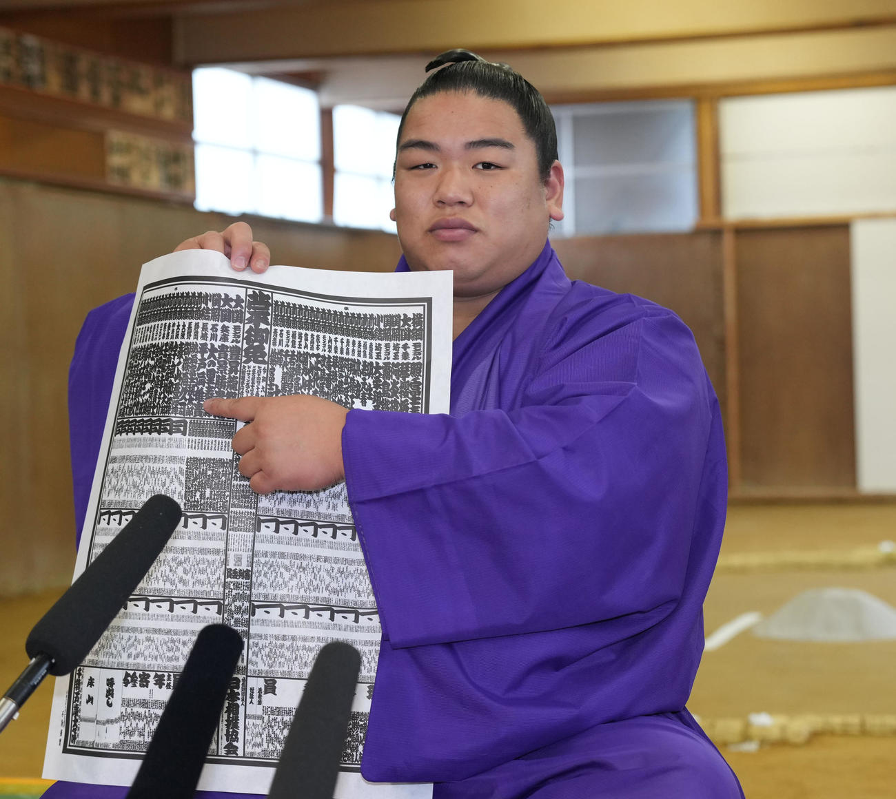 番付表を手に自身のしこ名を指さし撮影に応じる平戸海（撮影・森本幸一）