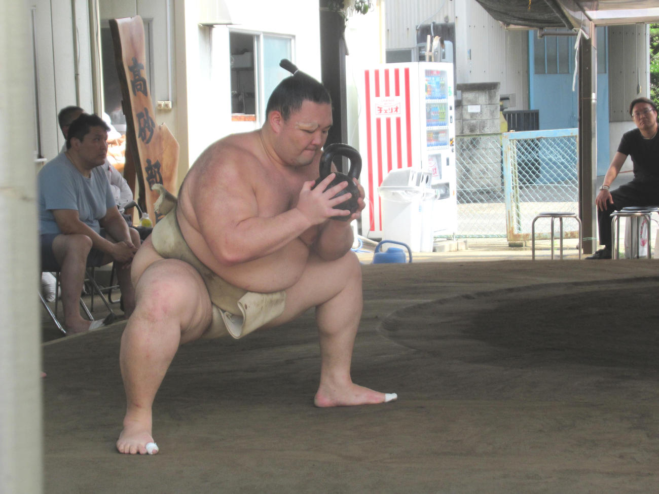 おもりを手にすり足をする朝乃山（2024・7・3　愛知県蟹江町高砂部屋　撮影・実藤健一）