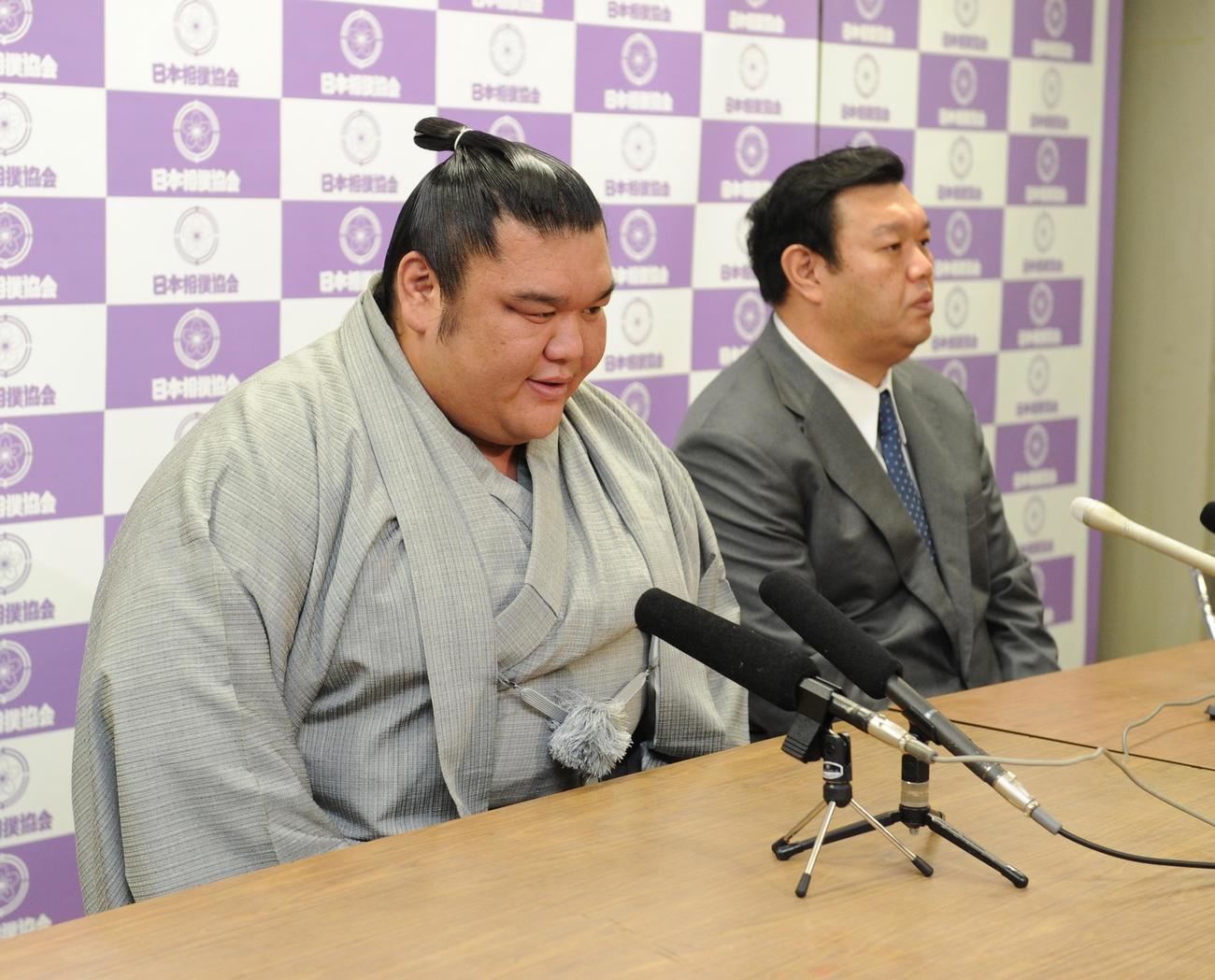 2014年1月26日、春日野親方（右）に付き添われ引退会見をする木村山