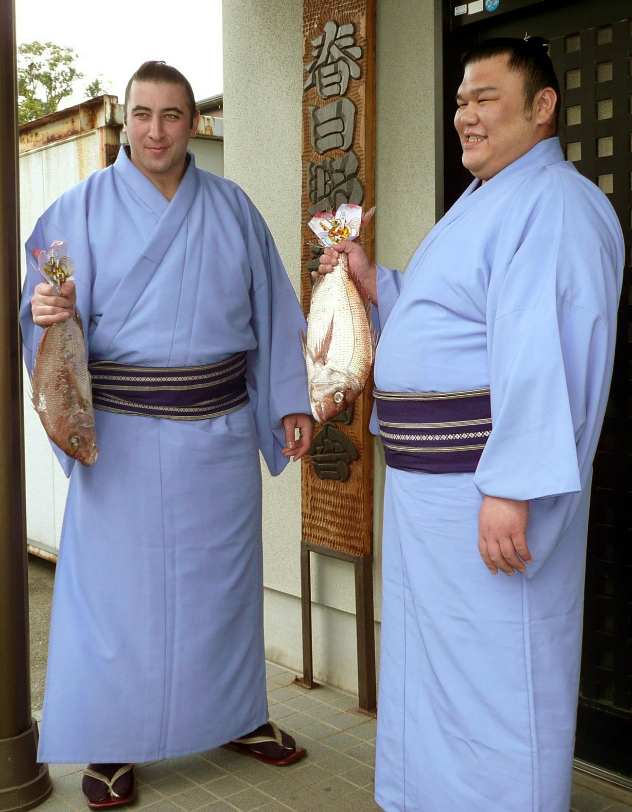 2007年11月、ダブル昇進を決めた春日野部屋の栃ノ心（左）と木村山