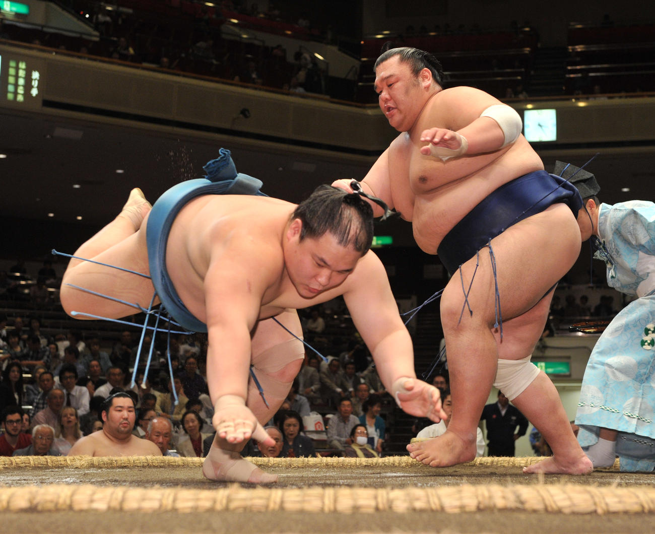 2013年5月、磋牙司に突き落としで勝利する木村山（右）