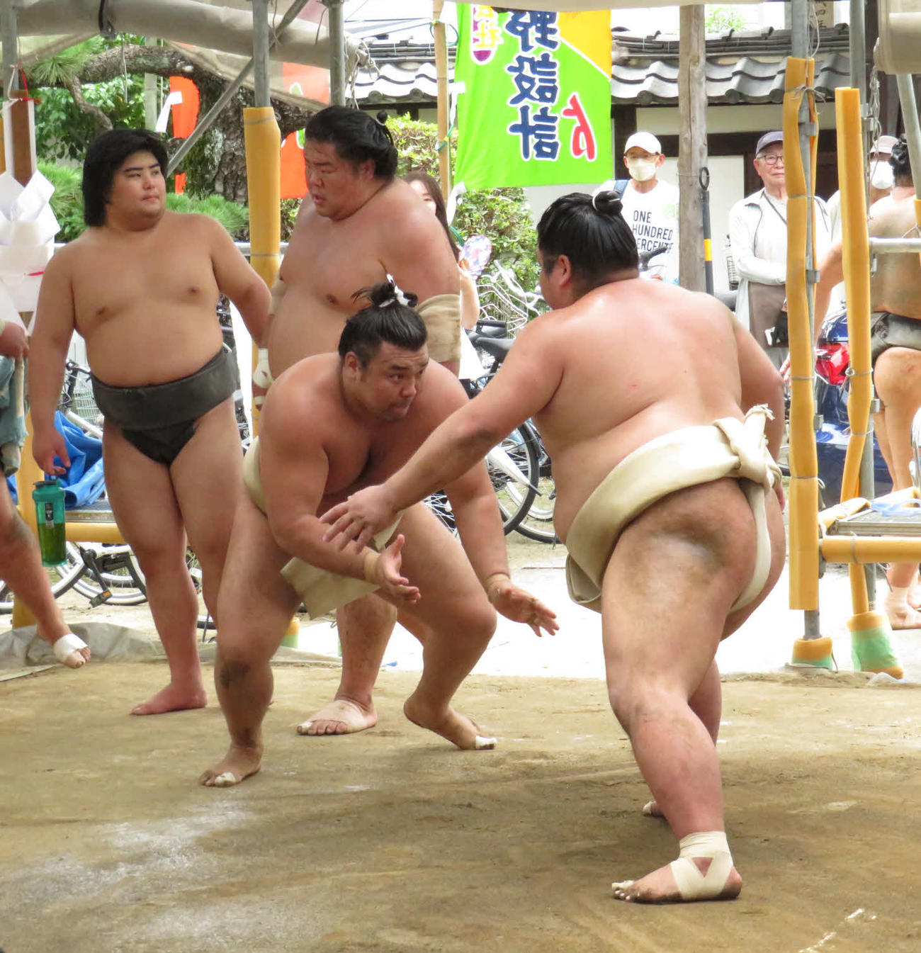 佐渡ケ嶽部屋に出稽古した霧島（手前左）は、錦木（同右）に胸を借りてぶつかり稽古を繰り返した