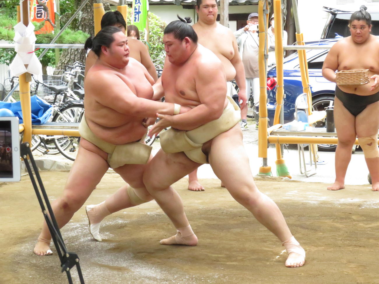 佐渡ケ嶽部屋に出稽古した大の里（手前右）は、持ち前の圧力で琴桜（同左）を押し込んだ