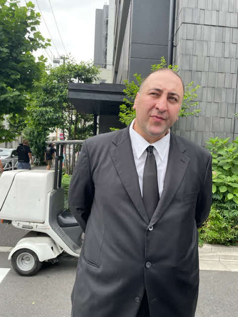 故岩友親方の出棺後、取材に応じる元大関栃ノ心のレヴァニ・ゴルガゼ氏