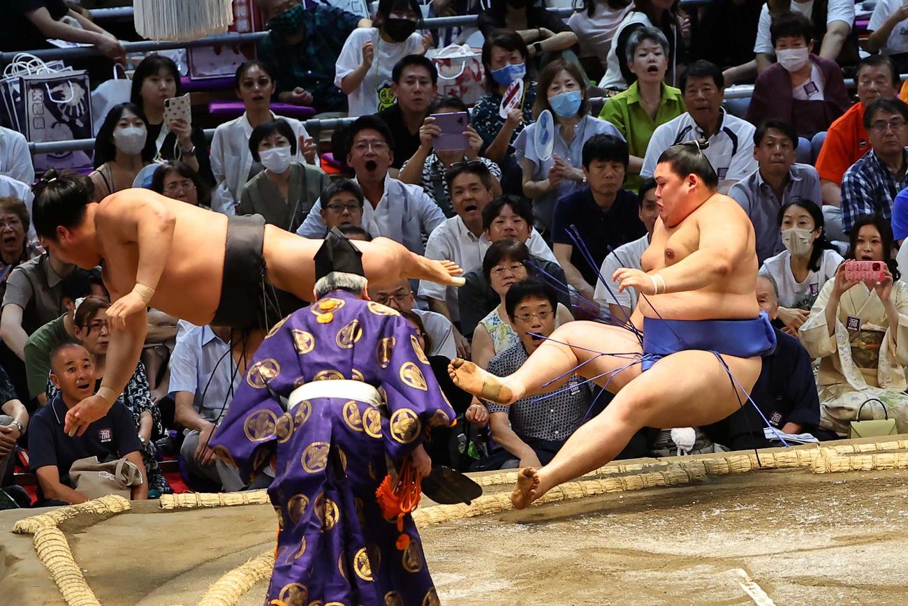 若元春（左）に押し倒しで敗れる大の里（撮影・上田博志）