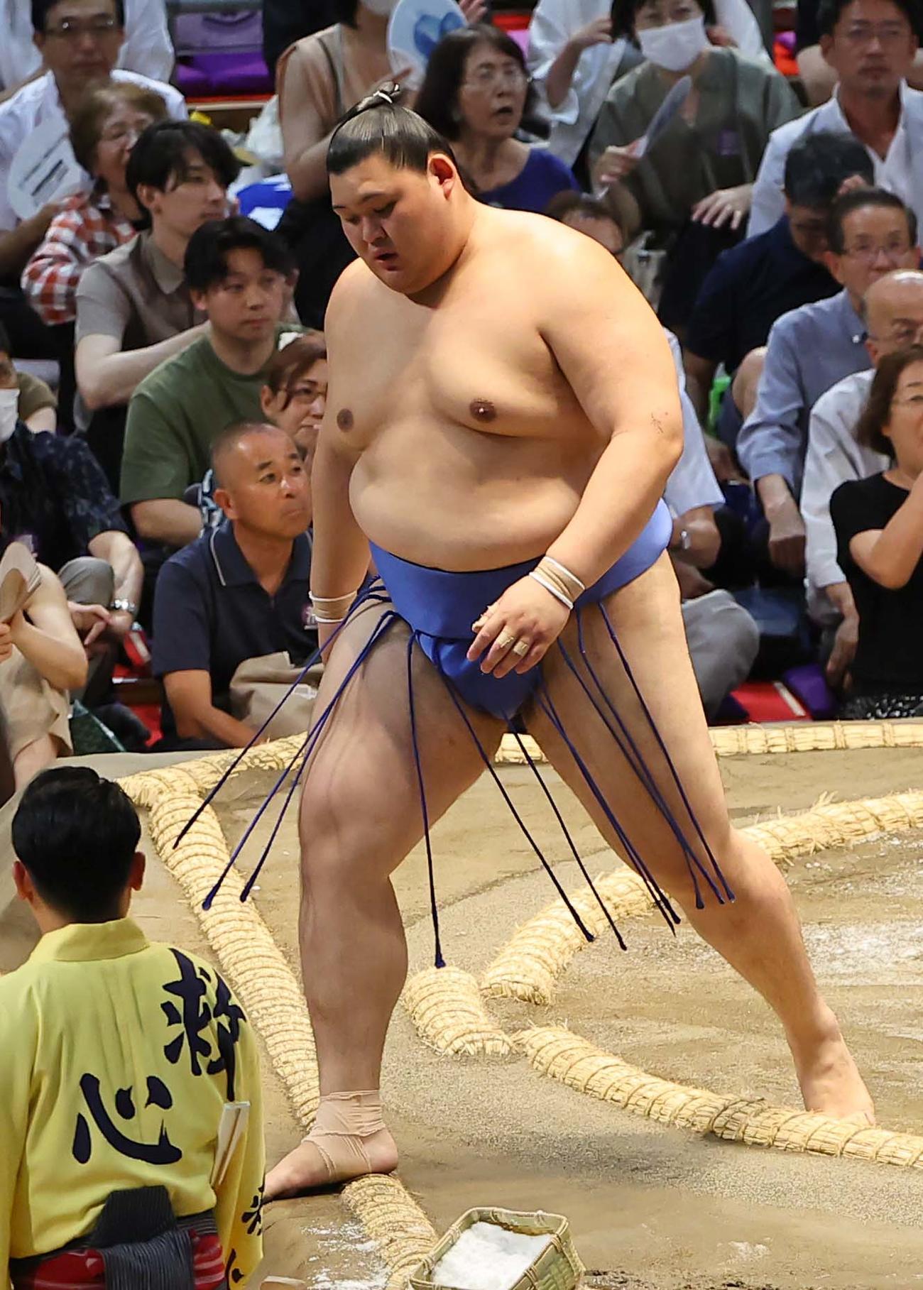 若元春に押し倒しで敗れた大の里（撮影・上田博志）