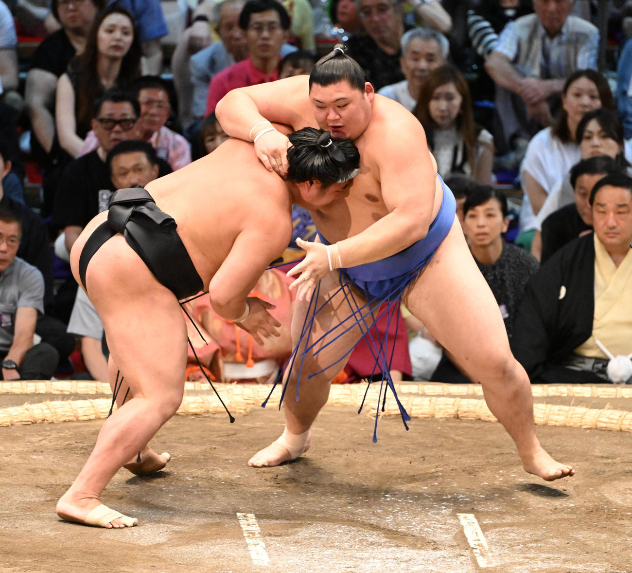 若元春（左）は押し倒しで大の里を破る（撮影・和賀正仁）