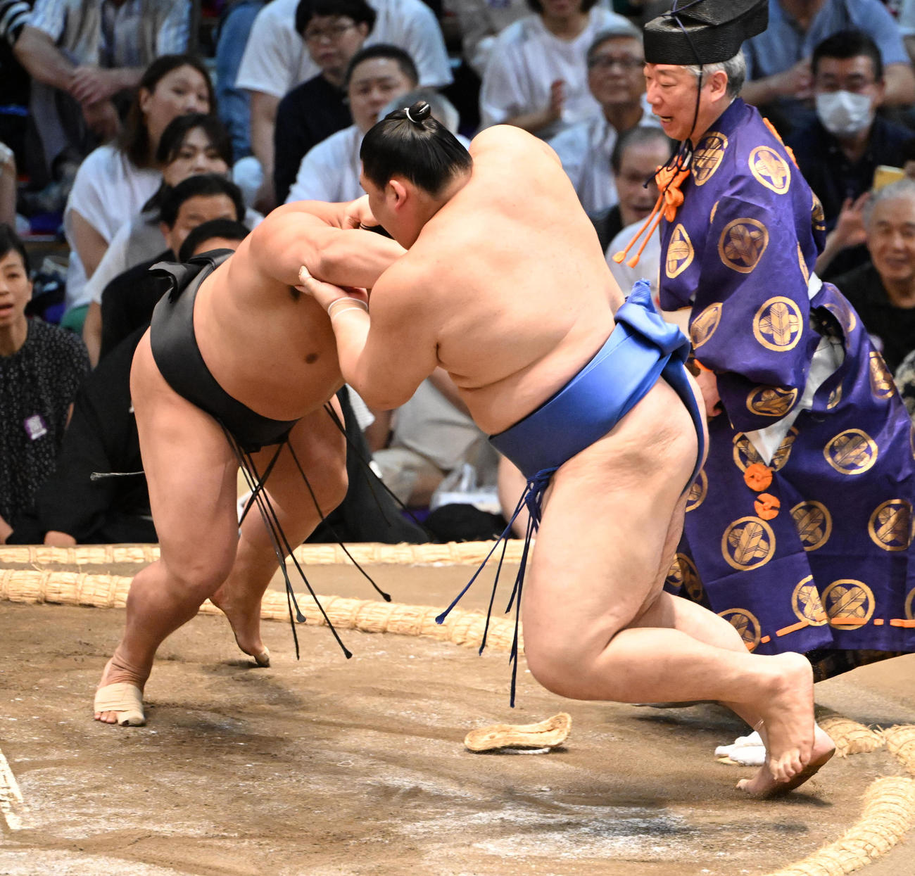 若元春（左）は押し倒しで大の里を破る（撮影・和賀正仁）