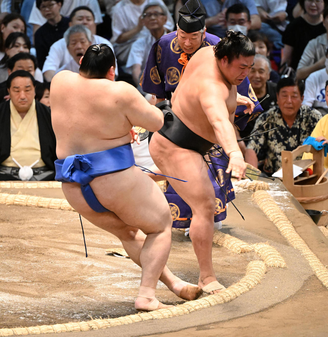 若元春（右）は押し倒しで大の里を破る（撮影・和賀正仁）