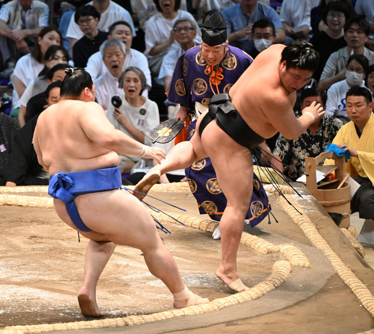 若元春（右）は押し倒しで大の里を破る（撮影・和賀正仁）
