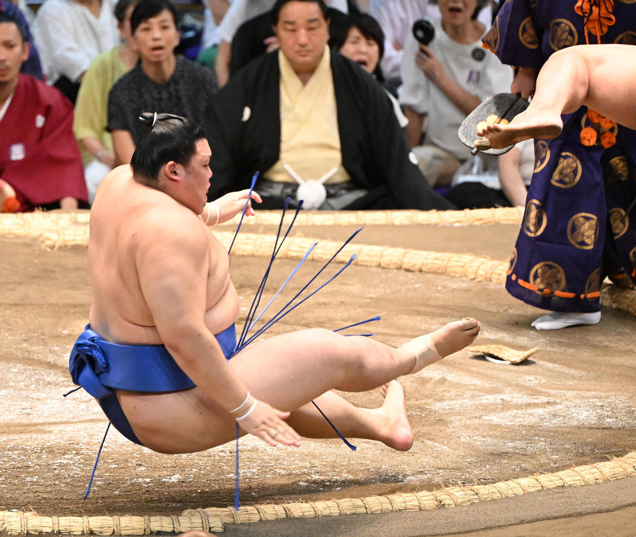 若元春には押し倒しで敗れた大の里（撮影・和賀正仁）