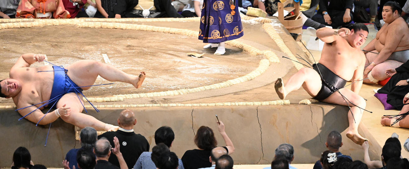 若元春（右）は押し倒しで大の里を破る（撮影・和賀正仁）