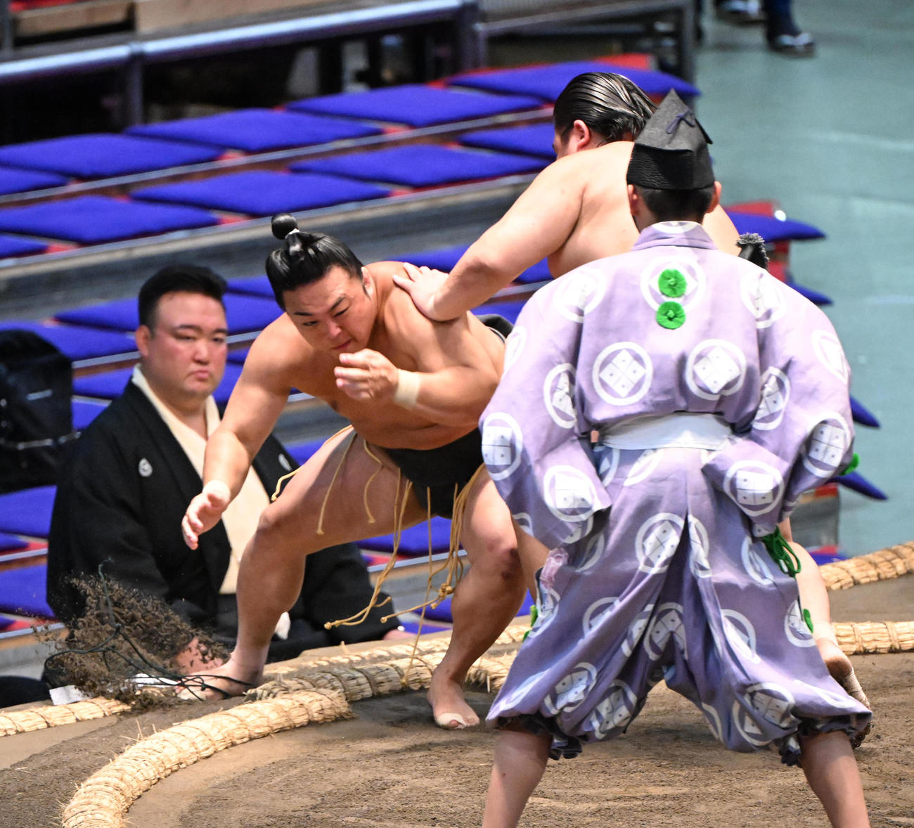 清水海（右）に上手出し投げで敗れる炎鵬（撮影・和賀正仁）