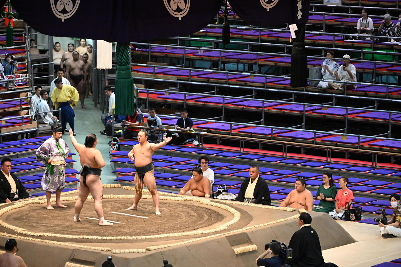 序ノ口の土俵に上がる炎鵬（右）（撮影・和賀正仁）