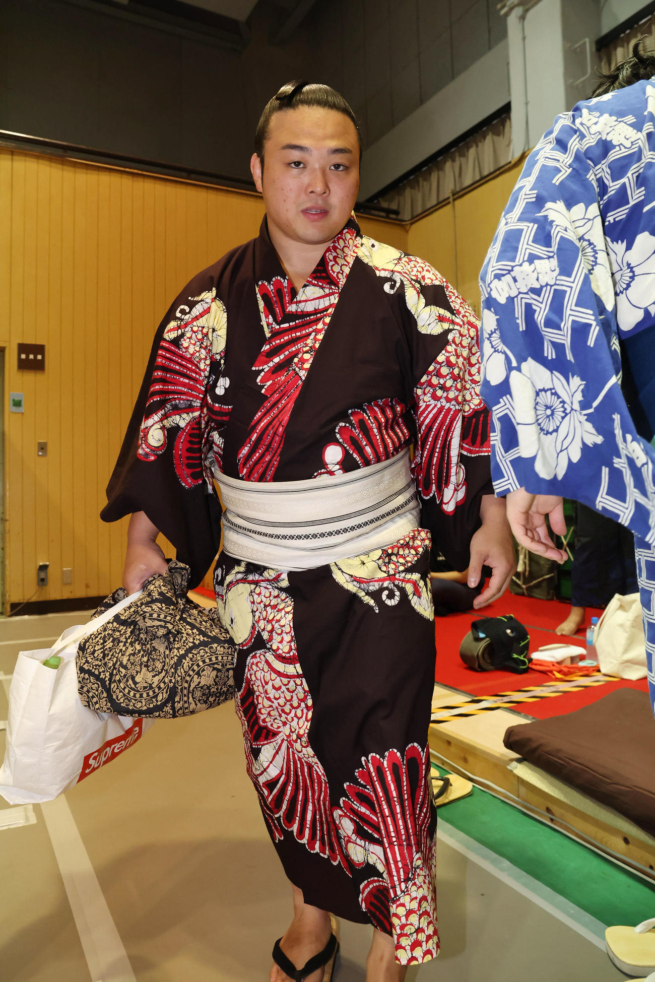 引き揚げる炎鵬