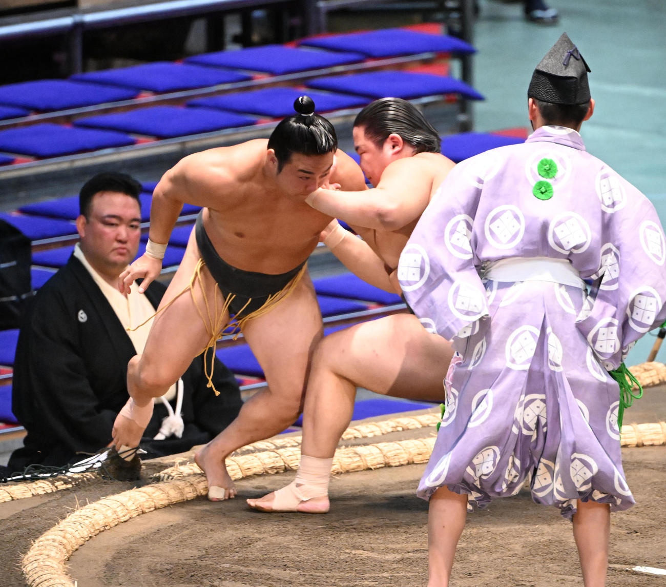 清水海（右）に上手出し投げで敗れる炎鵬（撮影・和賀正仁）
