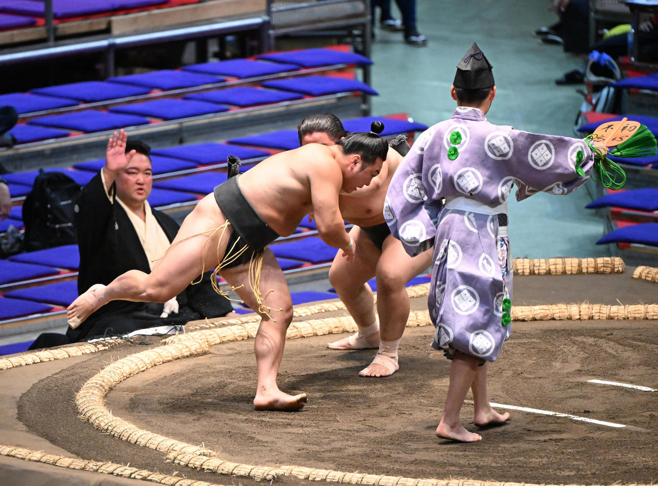 清水海（右）に上手出し投げで敗れる炎鵬（撮影・和賀正仁）