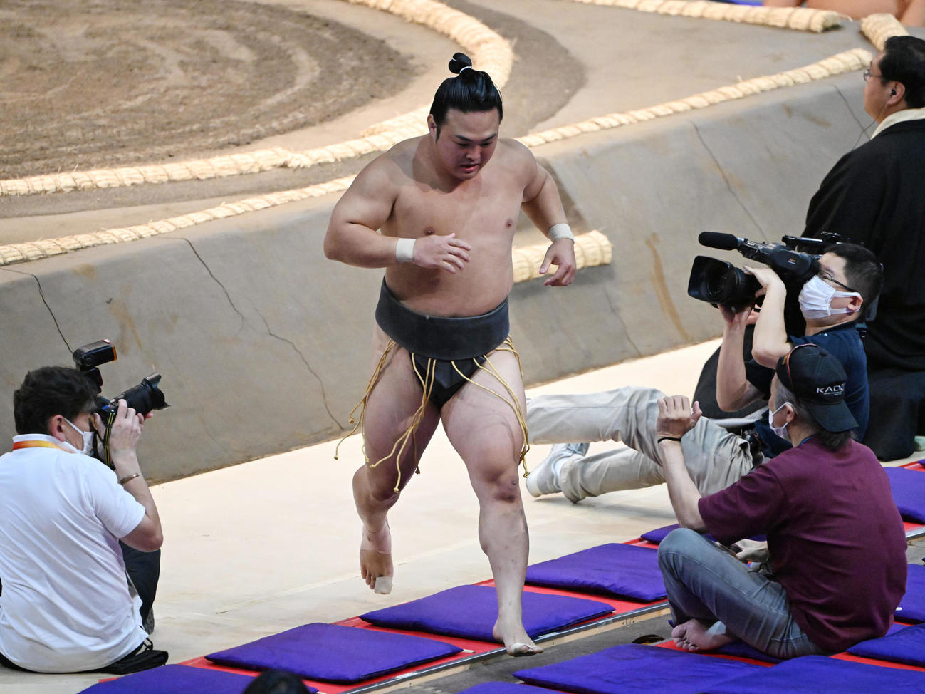 清水海に上手出し投げで敗れ土俵を飛び出す炎鵬（撮影・和賀正仁）