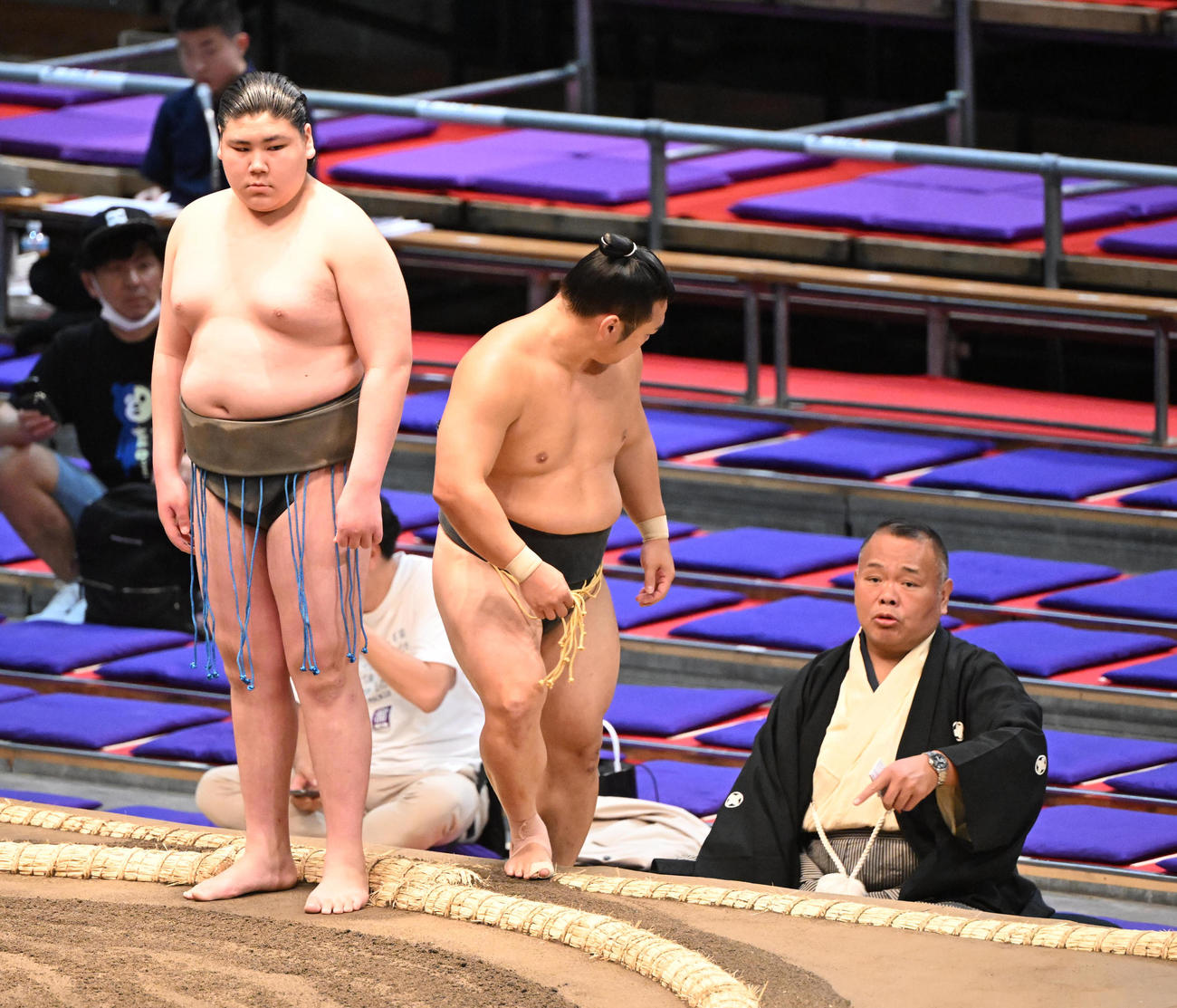 取組前、土俵に上がろうとし注意を受ける炎鵬、左は菊池（撮影・和賀正仁）