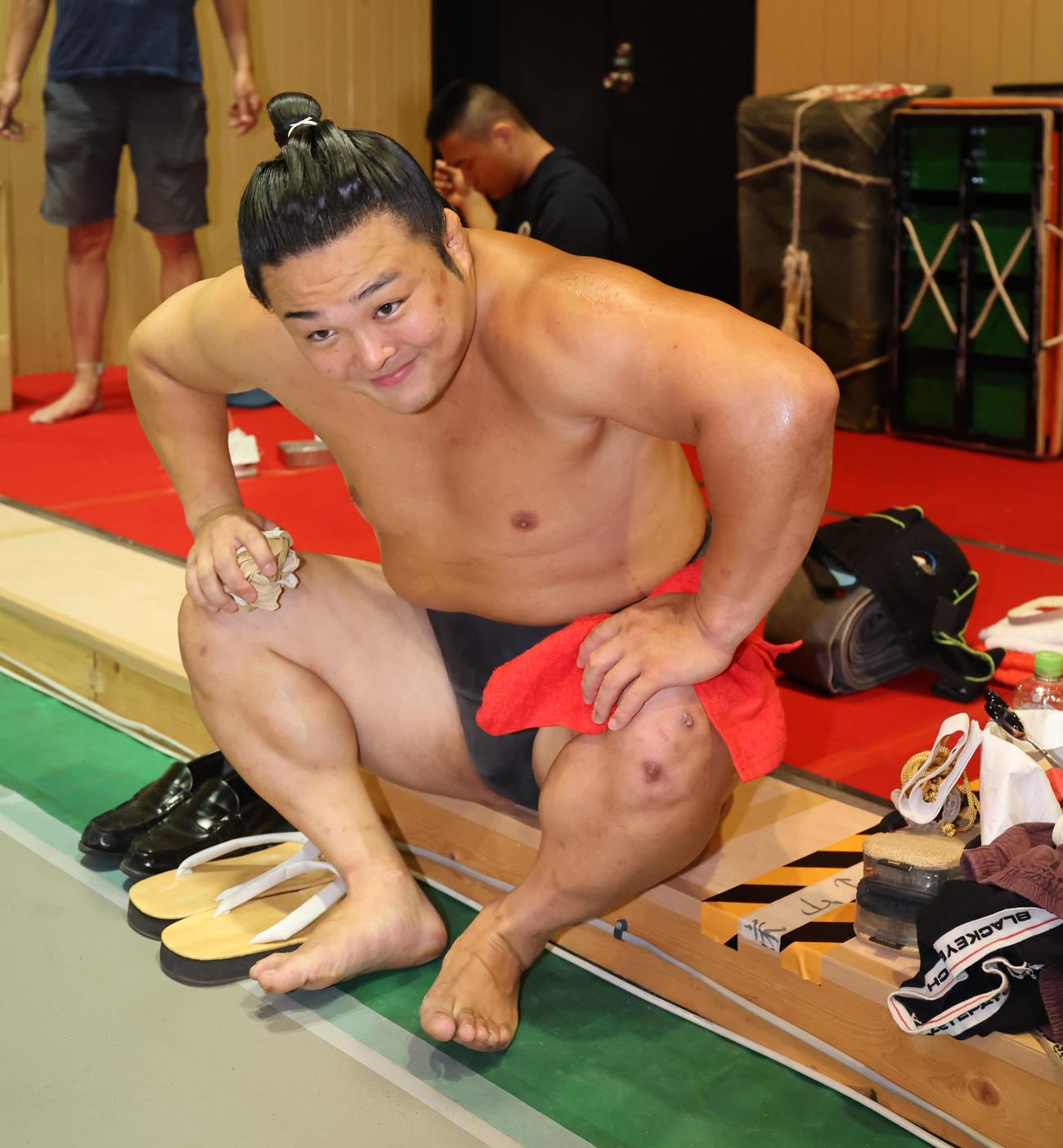 支度部屋でさっぱりとした表情の炎鵬
