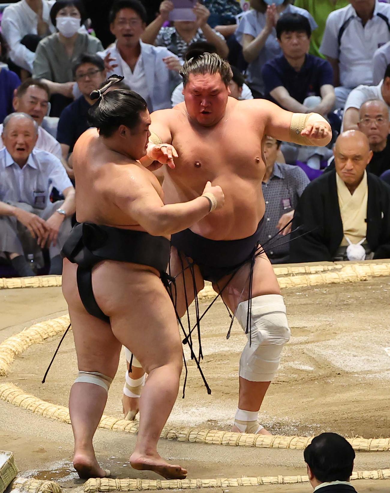 明生（左）を寄り切りで破る照ノ富士（撮影・上田博志）