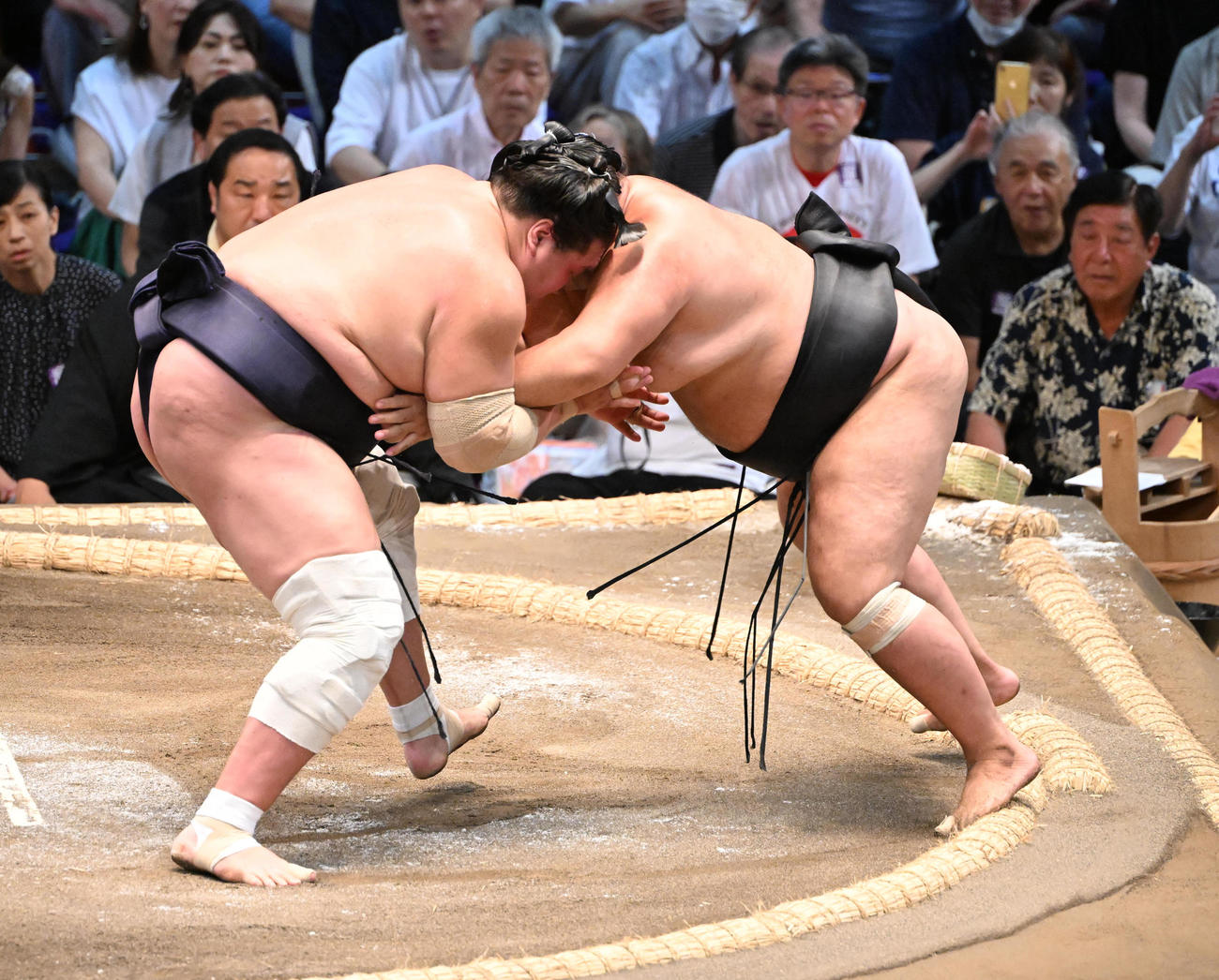 照ノ富士（左）は寄り切りで明生を破る（撮影・和賀正仁）