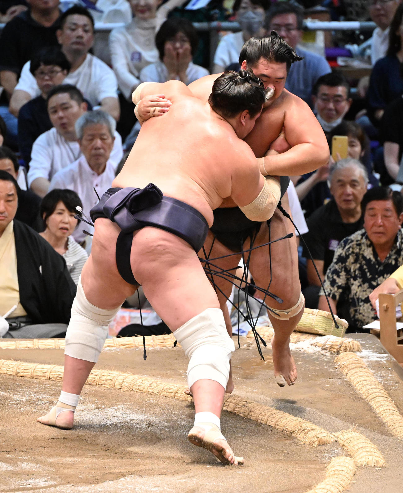 照ノ富士（左）は寄り切りで明生を破る（撮影・和賀正仁）