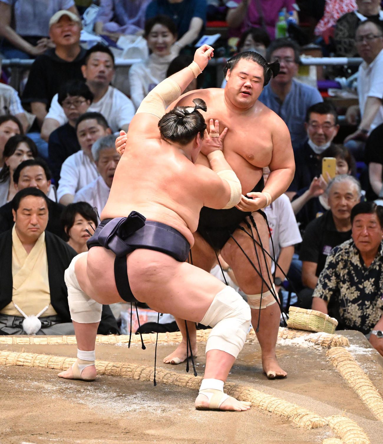 照ノ富士（左）は寄り切りで明生を破る（撮影・和賀正仁）