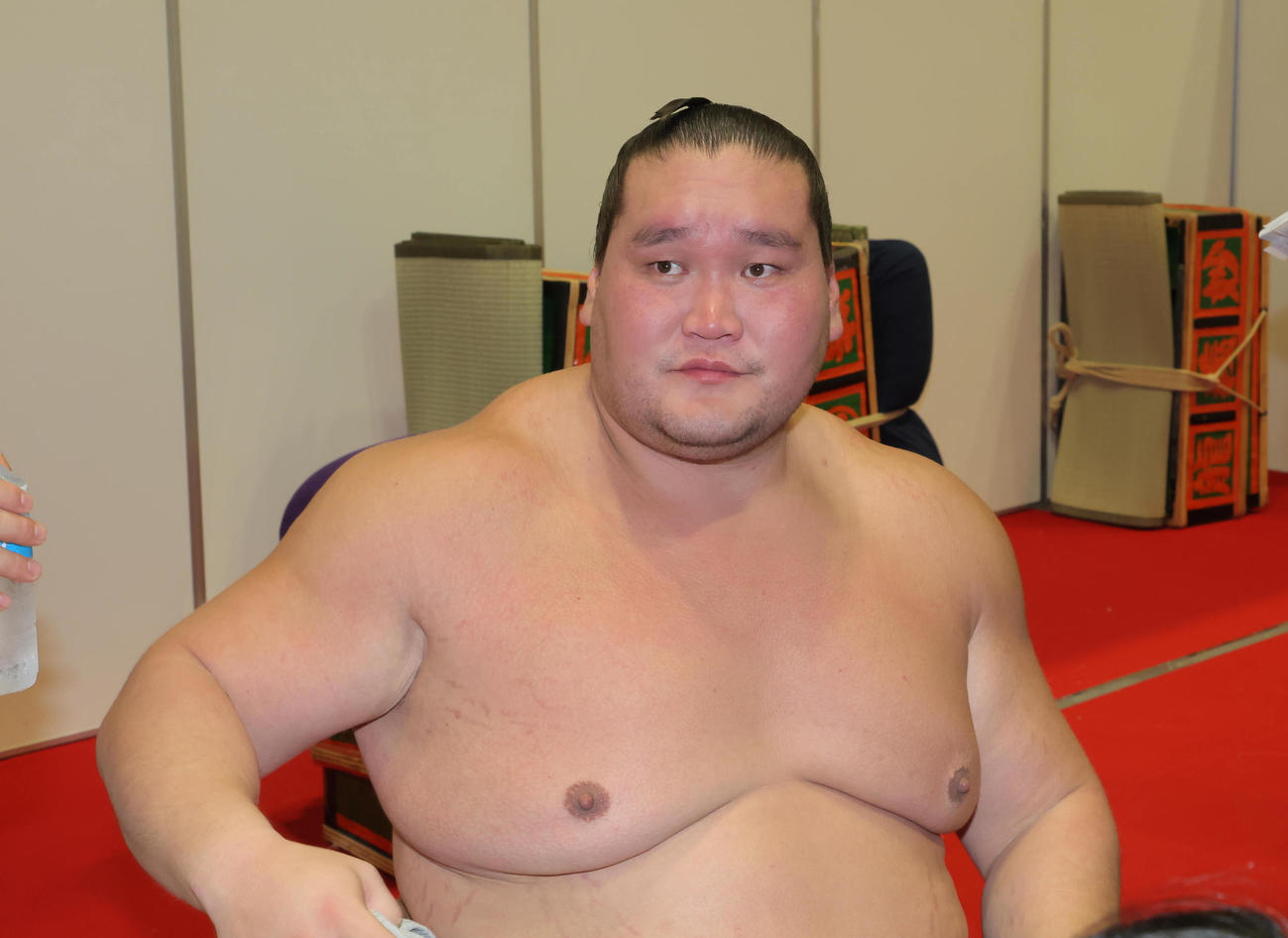 支度部屋で寛ぐ照ノ富士（代表撮影）