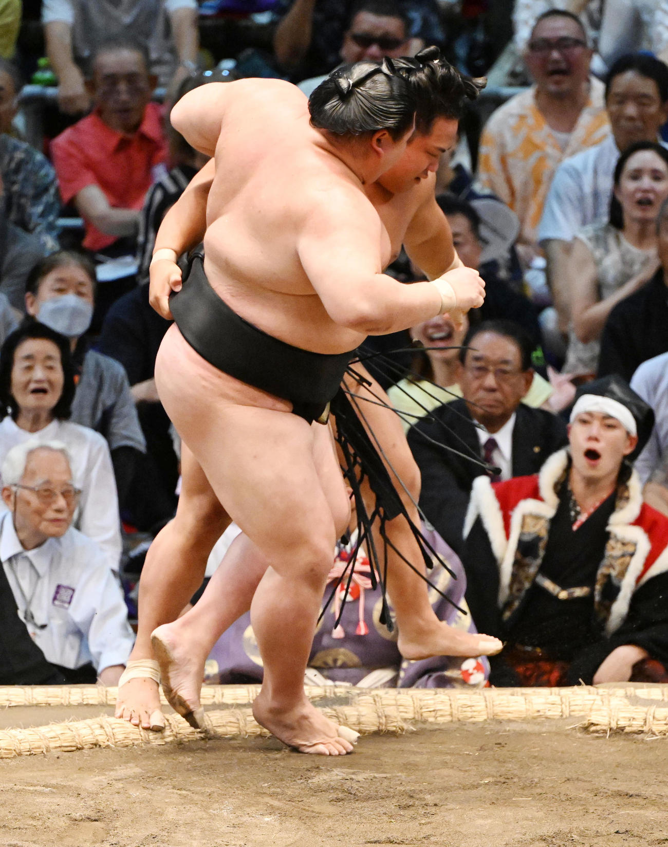 向正面の真ん中の行司溜まり付近に戦国武将が出現！（撮影・和賀正仁）