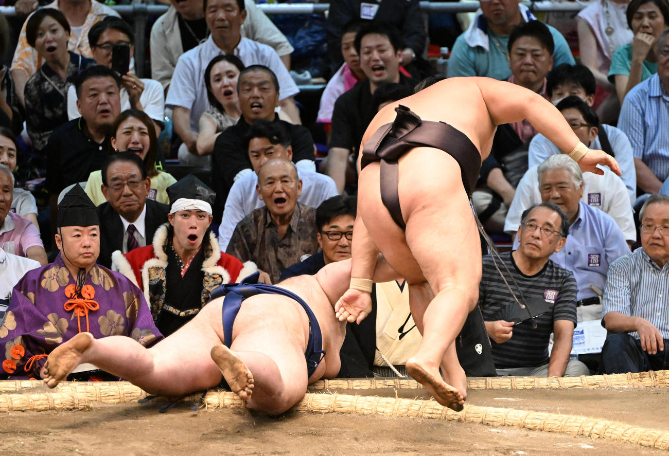 霧島（右）は上手投げで豪ノ山を破る（撮影・和賀正仁）