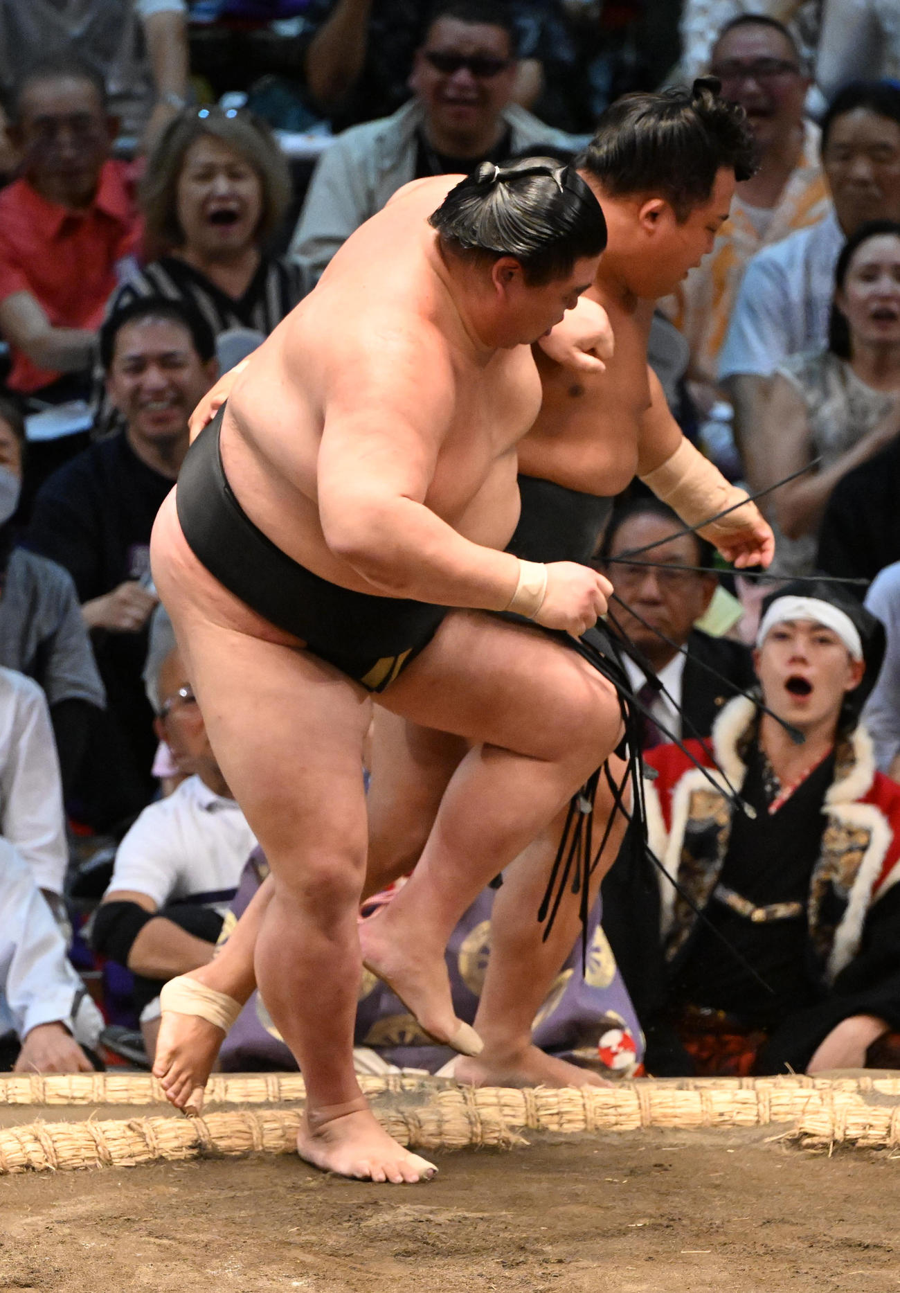 正代（左）は上手投げで翠富士を破る（撮影・和賀正仁）