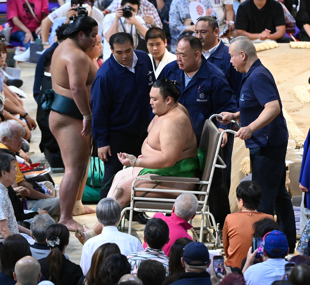 足を負傷し車椅子に乗せられ退場する朝乃山（手前）（撮影・森本幸一）