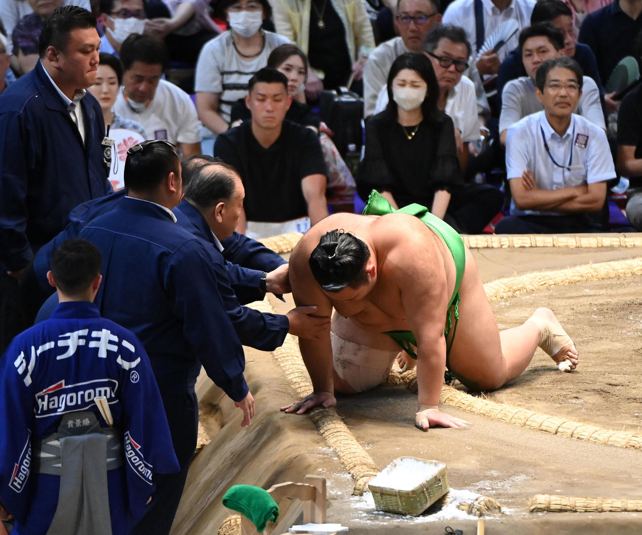 足を負傷しうずくまる朝乃山（右）（撮影・森本幸一）