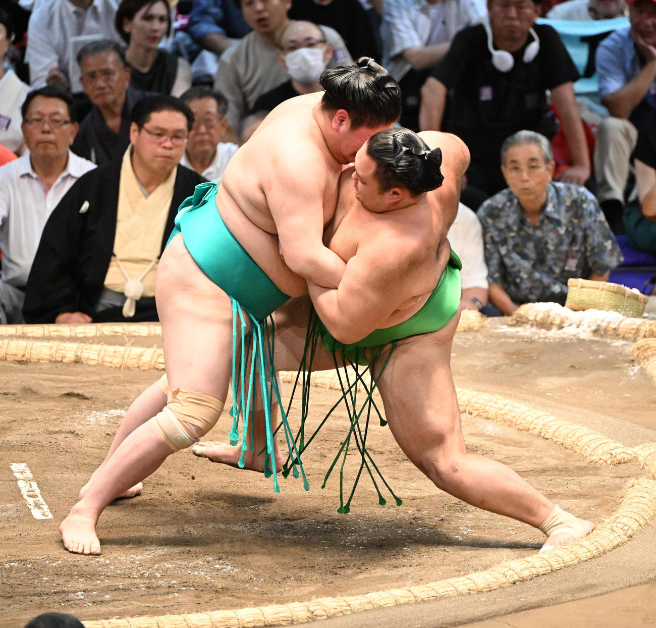 一山本（左）は押し倒しで朝乃山を破る（撮影・和賀正仁）