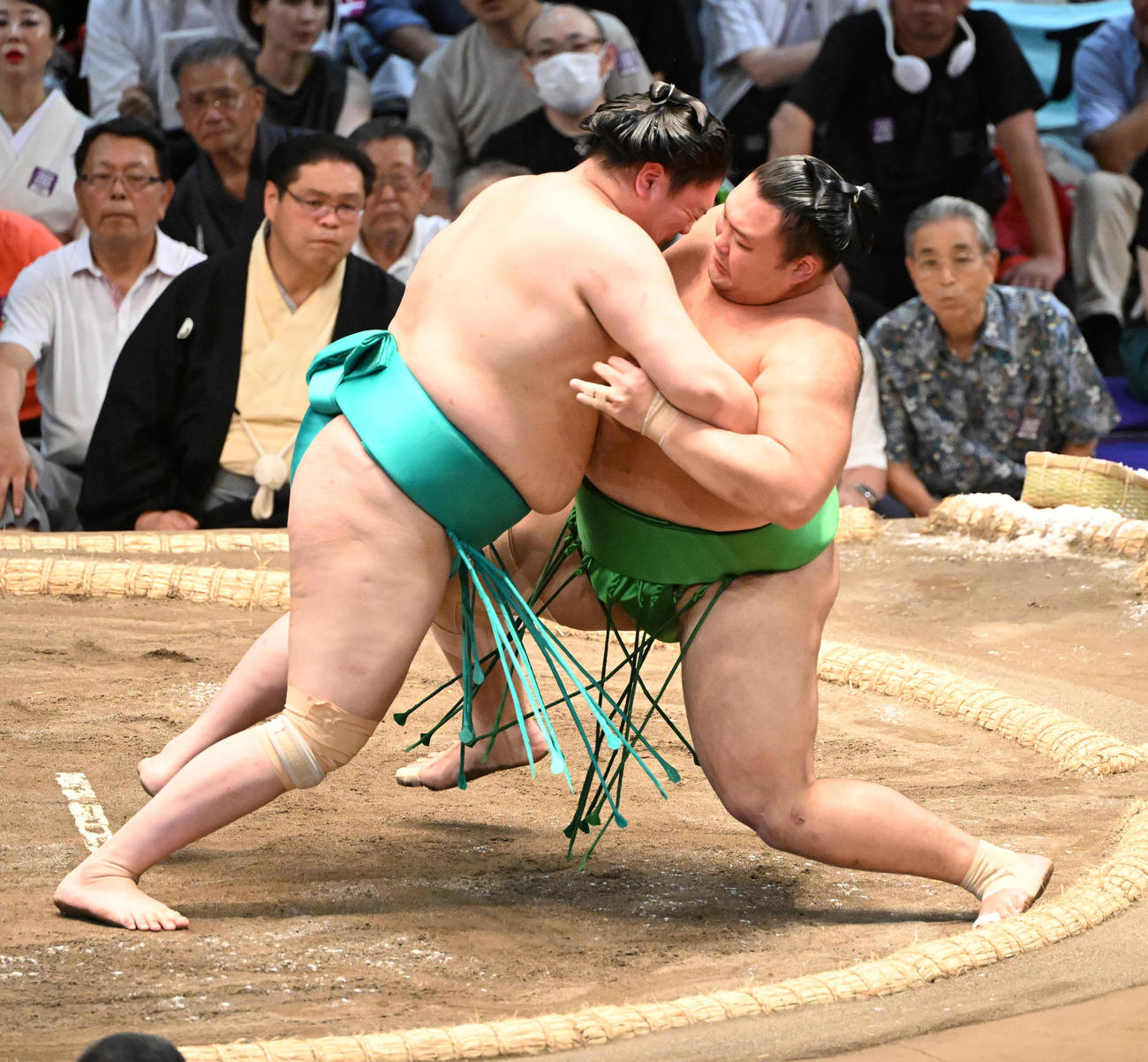 一山本（左）は押し倒しで朝乃山を破る（撮影・和賀正仁）