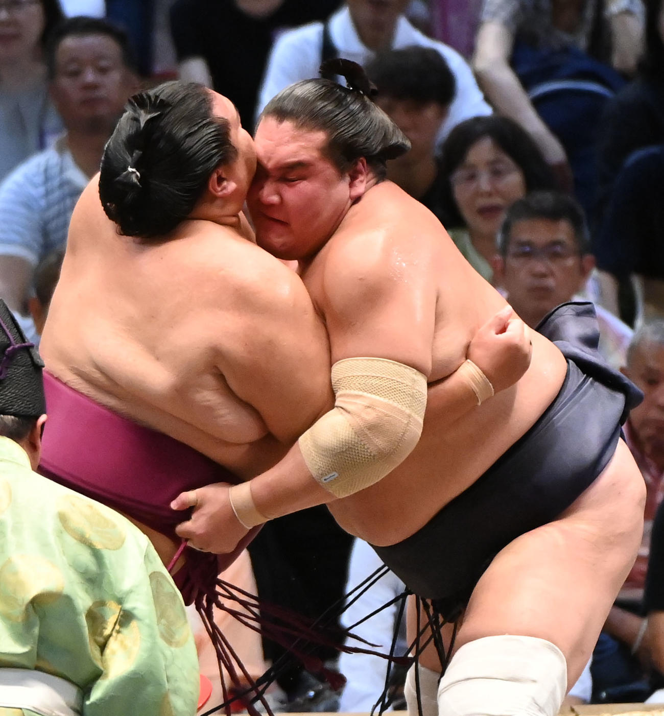 照ノ富士（右）が御嶽海を寄り切りで破る（撮影・森本幸一）