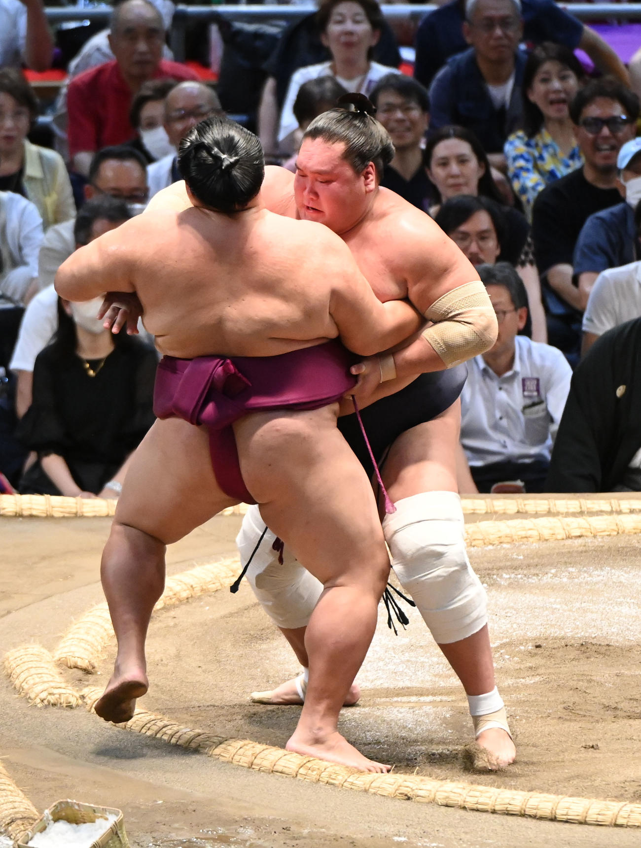 照ノ富士（右）が御嶽海を寄り切りで破る（撮影・森本幸一）