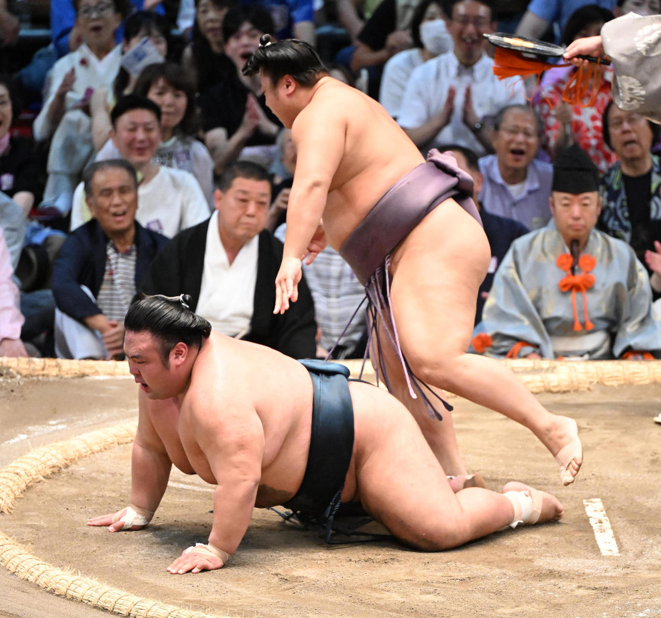 翔猿（右）は送り投げで貴景勝を破る（撮影・和賀正仁）