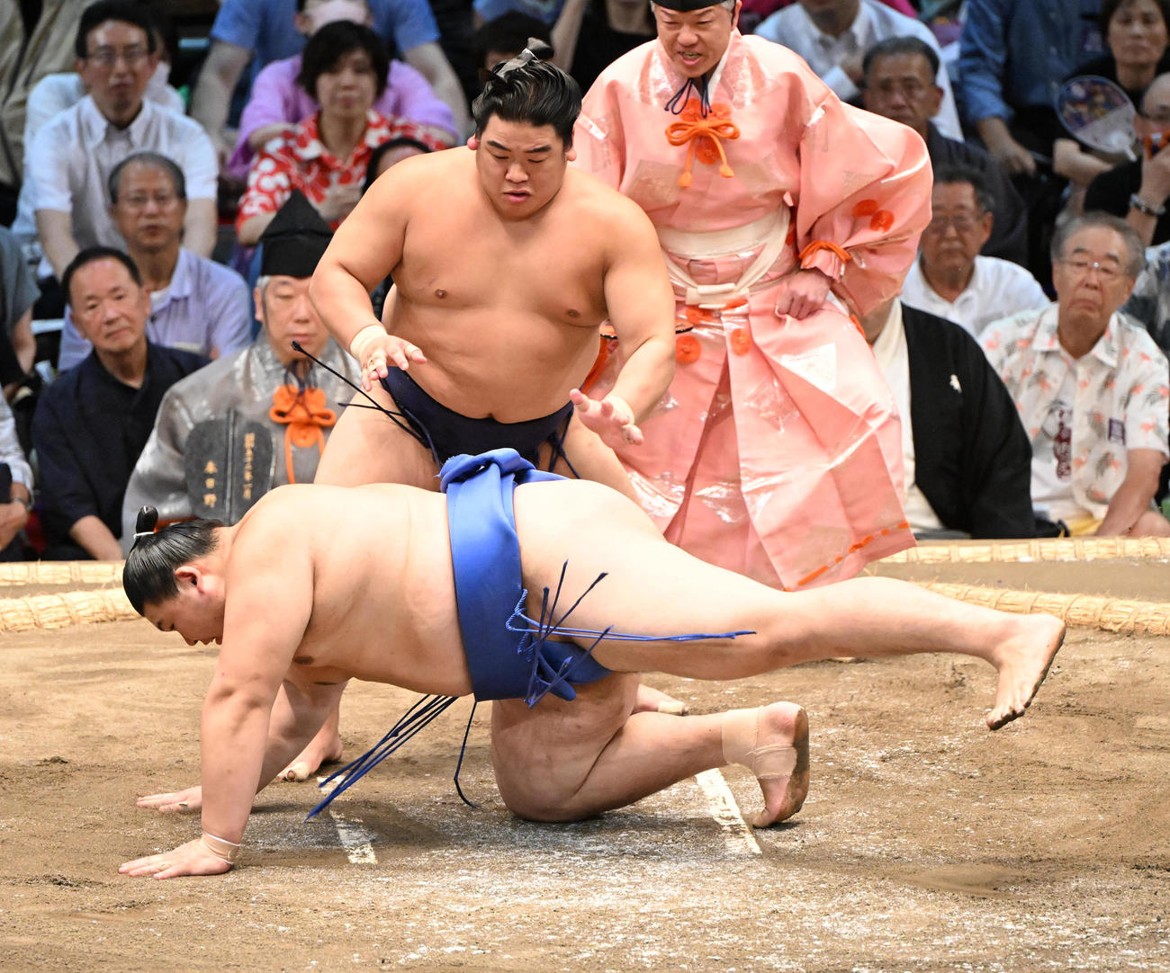 平戸海（奥）は突き落としで大の里を破る（撮影・和賀正仁）